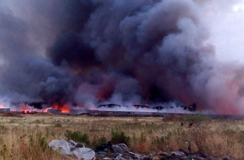  Ασπρόπυργος – Εκτός ελέγχου η μεγάλη φωτιά στο Σοφό – Έσβησε η πυρκαγιά στο εργοστάσιο