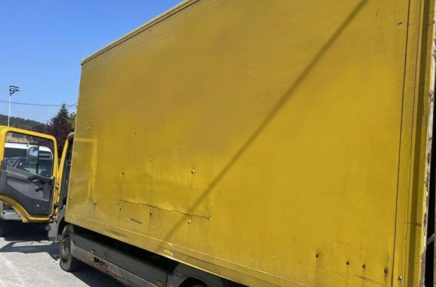  Θεσσαλονίκη: Οδηγός φορτηγού συνελήφθη για παράνομη μεταφορά μεταναστών