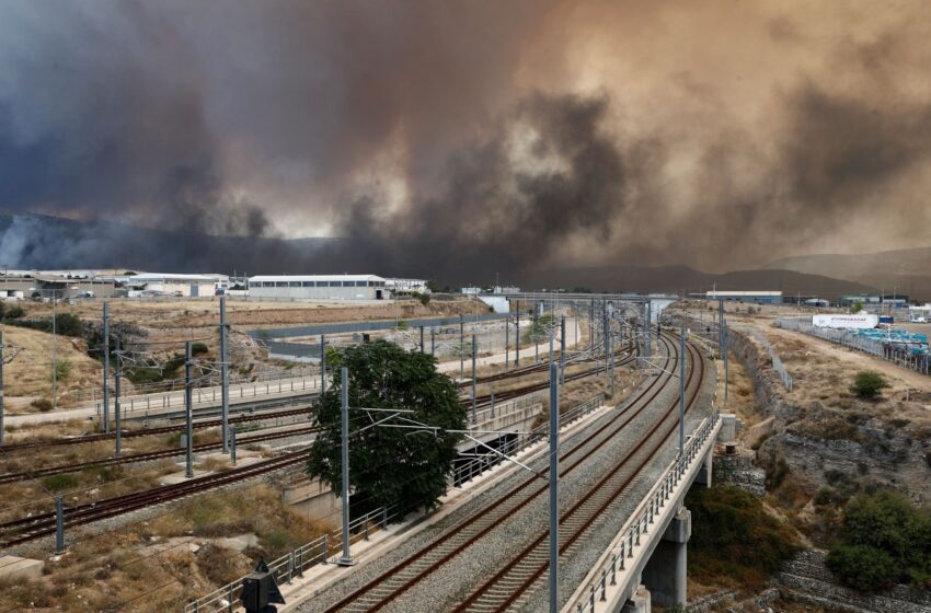  Ασπρόπυργος/Εκτός ελέγχου η φωτιά: Καίγονται εργοστάσια, γίνονται εκρήξεις – Ρομά έκαναν πλιάτσικο και τραυμάτισαν αστυνομικούς ΟΠΚΕ