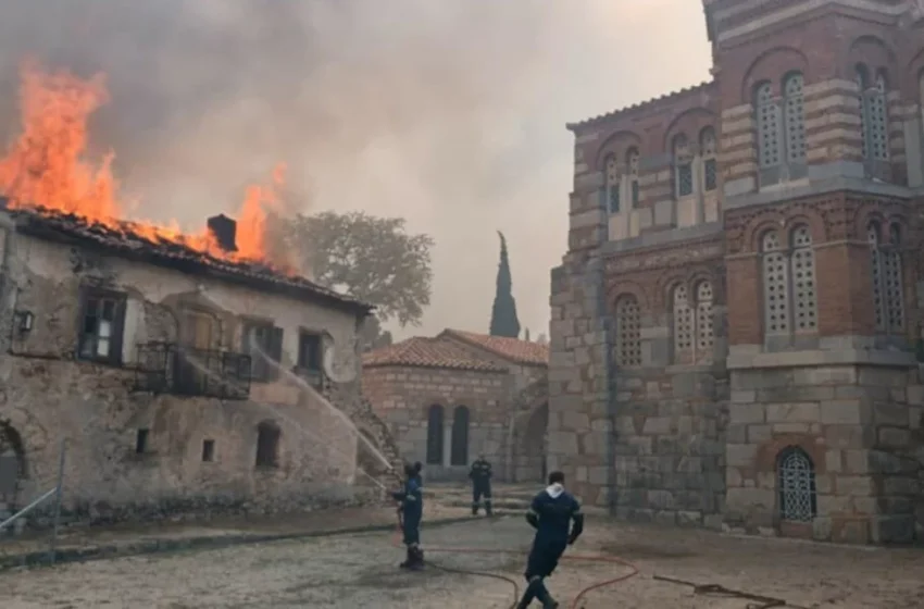  Καίγεται η Μονή του Οσίου Λουκά στη Βοιωτία που αποτελεί μνημείο της UNESCO (εικόνες)