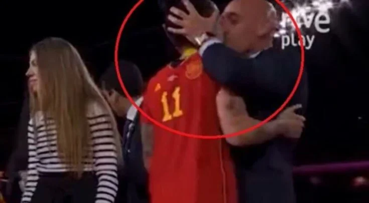  Αντιδράσεις στην Ισπανία: Ο Πρόεδρος της ομοσπονδίας ποδοσφαίρου φίλησε στο στόμα παίκτρια κατά την απονομή – “Δεν μου άρεσε” (vid)