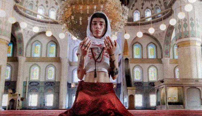  Τουρκία: Αντιδράσεις για φωτογράφιση μοντέλου σε τζαμί – “Προσβάλλει τη θρησκεία μας”