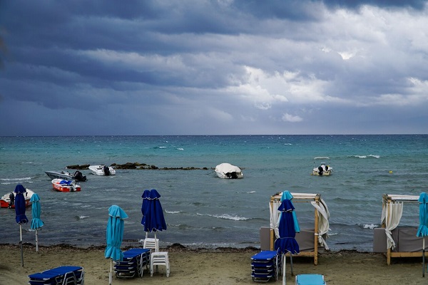  Κακοκαιρία Petar: Πλημμύρες και χαλάζι στην Κέρκυρα-Απεγκλώβισαν 10 τουρίστες από παραλία