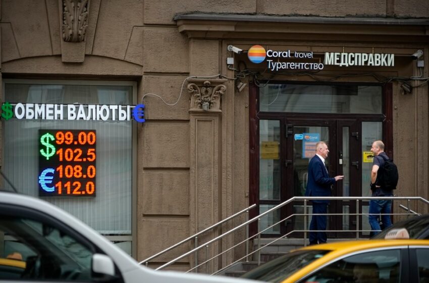  Ρωσία: ”Γκρεμίζεται” το ρούβλι – Στο 12% το επιτόκιο – Νέα υποχώρηση έναντι του δολαρίου