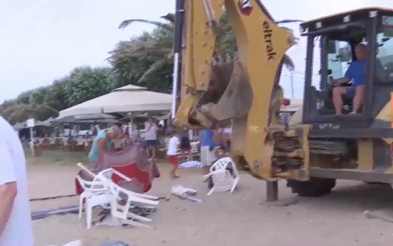  Χαλκιδική: “Ξήλωσαν” και τις κλειδωμένες ομπρέλες των παραθεριστών – Ένταση σε παραλία