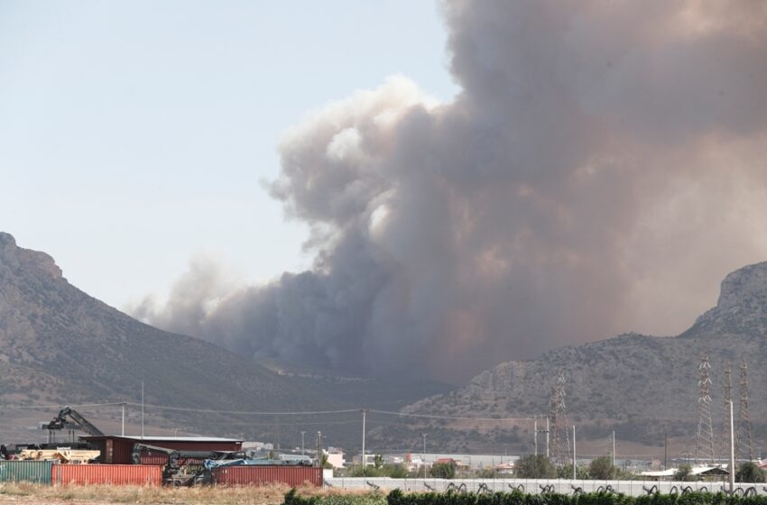  Ασπρόπυργος: Καίγονται τρία εργοστάσια από τη φωτιά