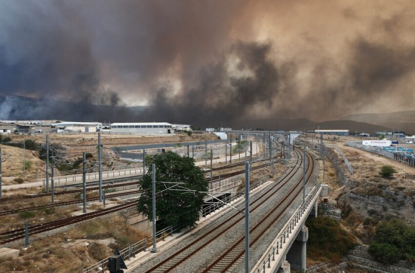  Σε πύρινο κλοιό η Αττική:  Εκκενώθηκαν οικισμοί, καίγονται εργοστάσια στον Ασπρόπυργο και σπίτια στην Φυλή