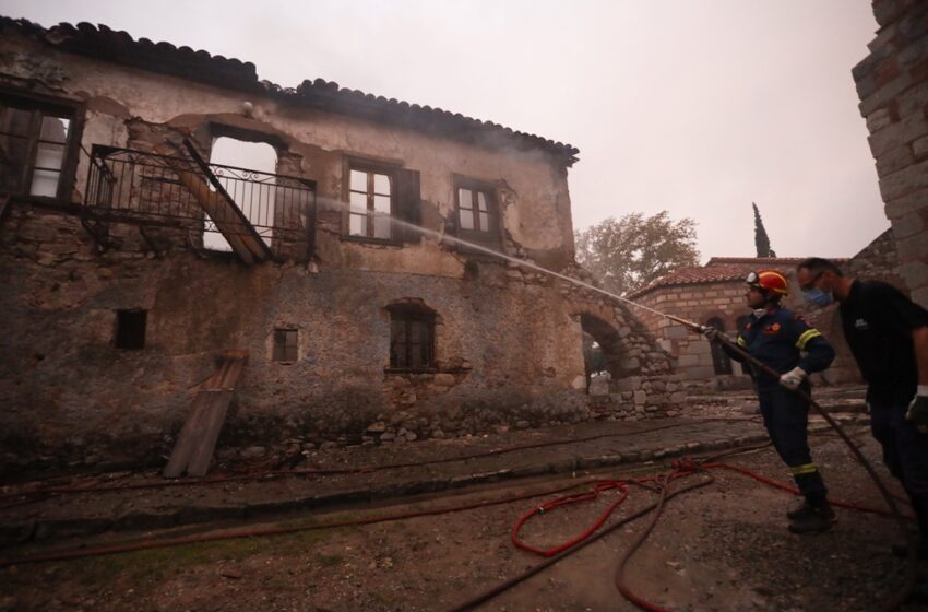  Βοιωτία: Μεγάλο το πύρινο μέτωπο – Κάηκε κτίριο στο μοναστήρι του Οσίου Λουκά – Ελπίδα μόνο από τα εναέρια μέσα