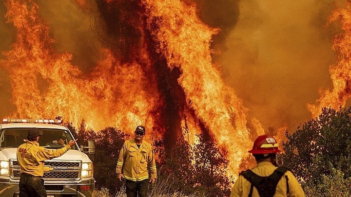  Στις φλόγες ο Καναδάς: Εκκενώνεται η μεγαλύτερη πόλη του Βορρά λόγω εξάπλωσης των δασικών πυρκαγιών