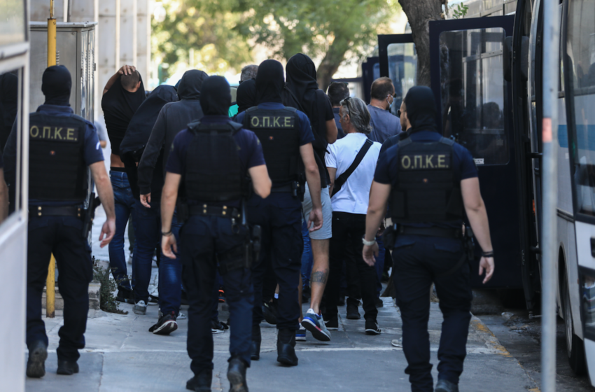  “Φασίστες, δολοφόνοι φάγατε το παιδί” – Χαμός έξω από τα δικαστήρια όταν έφτασαν οι Κροάτες χούλιγκαν
