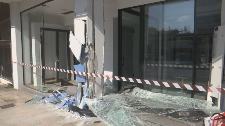  Αθήνα: Αυτοκίνητο έπεσε σε τζαμαρία καταστήματος στην Κηφισίας – Ένας τραυματίας