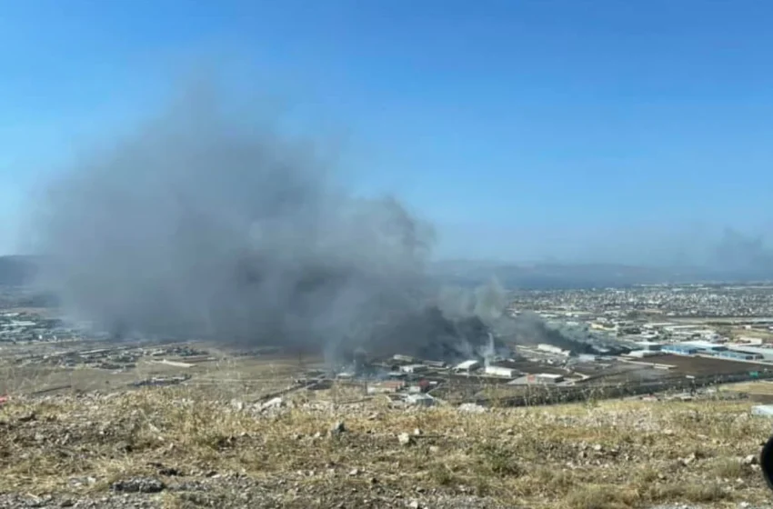  Ασπρόπυργος: Καίγεται εργοστάσιο στη βιομηχανική ζώνη – Νέο μήνυμα του 112 – “Κλείστε πόρτες και παράθυρα”