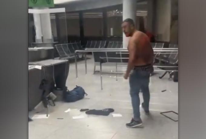  Επιβάτης της Ryanair έβγαλε μπλούζα κι έκανε λαμπόγυαλο το αεροδρόμιο γιατί έχασε την πτήση του (vid)
