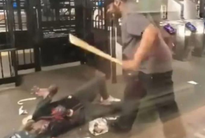  Aπίστευτη επίθεση στη Νέα Υόρκη: Άνδρας χτυπά με μπαστούνι 60χρονη γυναίκα πάνω από 50 φορές (vid)