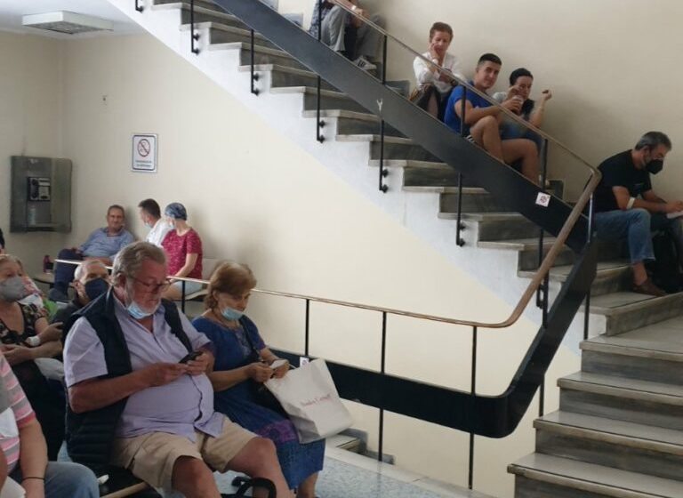  Αντικαρκινικό Νοσοκομείο Μεταξά: Ογκολογικοί ασθενείς περιμένουν στα σκαλιά για τη χημειοθεραπεία τους (εικόνες)