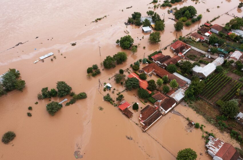  Καρδίτσα/Πλημμύρες: Μάχη με τον χρόνο – Φόβοι για αύξηση των θυμάτων μόλις τραβηχτούν τα νερά