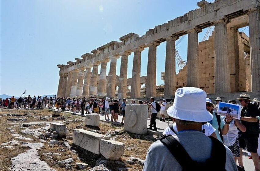  “Δεν ήξερα ότι η πράξη μου είναι παράνομη” – Τι υποστήριξε ο τουρίστας που πιάστηκε να κλέβει αρχαία από την Ακρόπολη