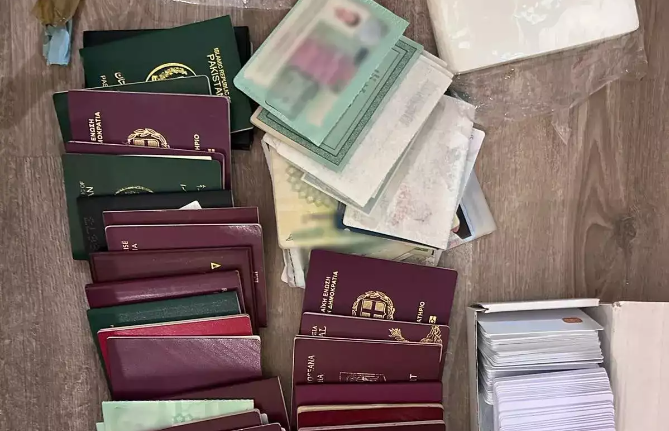  Εξαρθρώθηκε κύκλωμα που έφτιαχνε πλαστά διαβατήρια – Πραγματοποιήθηκαν 7 συλλήψεις