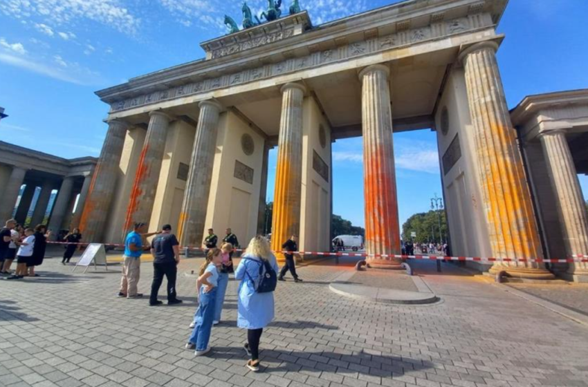  Γερμανία: Ακτιβιστές έριξαν μπογιές στην Πύλη του Βραδεμβούργου