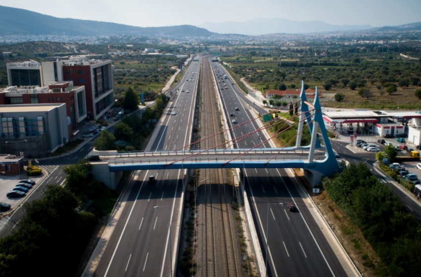  Αττική Οδός: Ηλικιωμένη περπατάει πεζή και αρνείται να απομακρυνθεί παρά την προσπάθεια της ΕΛ.ΑΣ