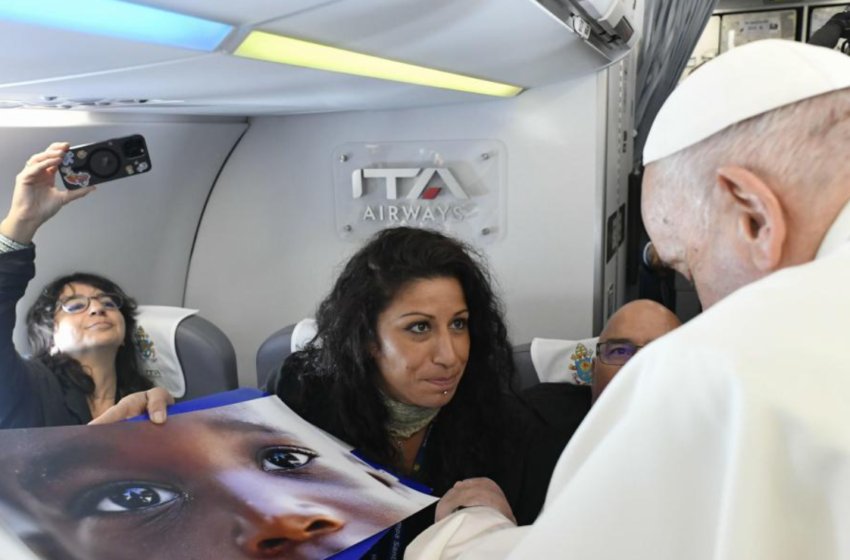  Βατικανό: Η στιγμή που μια φωτογραφία ενός προσφυγόπουλου συγκίνησε τον Πάπα Φραγκίσκο