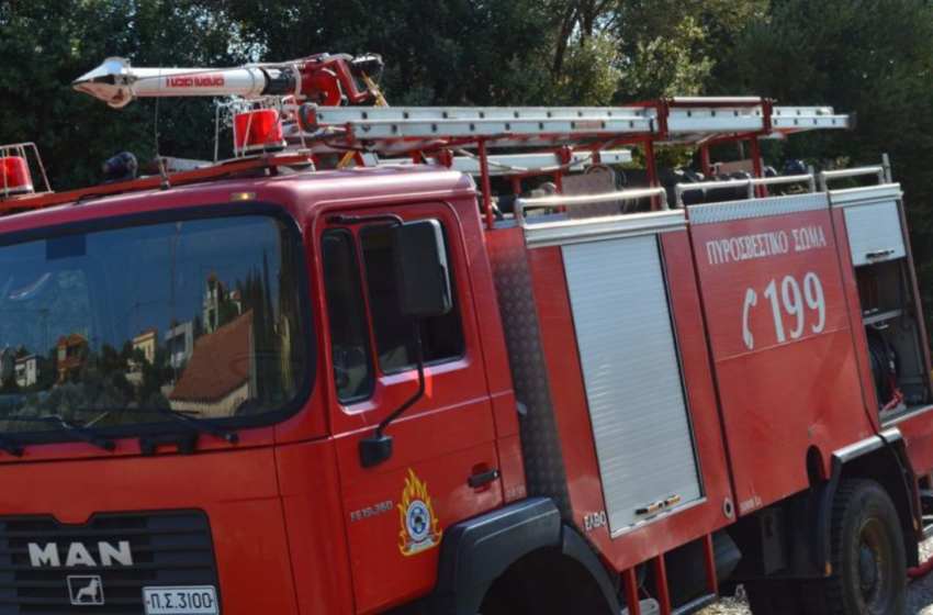  Βόλος: Φωτιά σε αποθήκες απειλεί βενζινάδικο