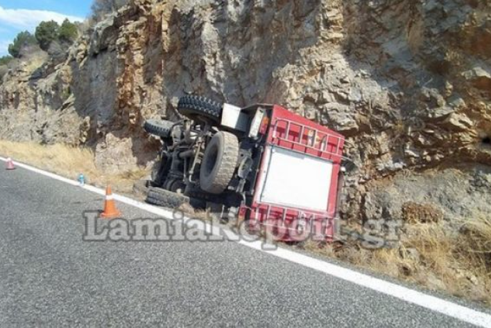  Φωκίδα: Ανετράπη πυροσβεστικό όχημα – Τραυματίστηκαν δύο πυροσβέστες