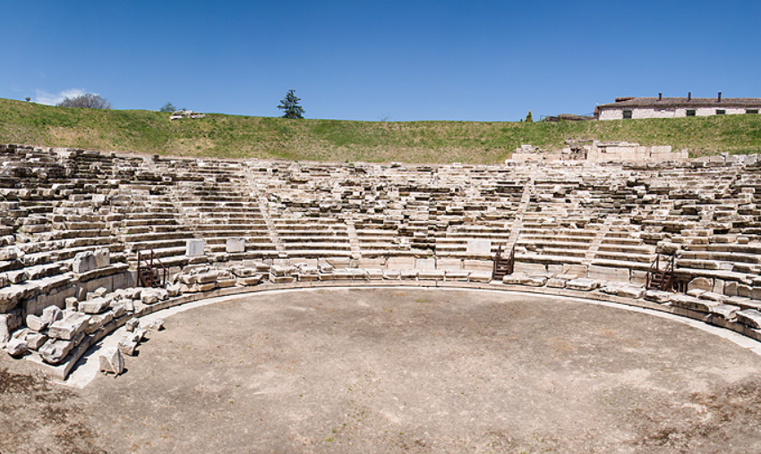  Το αρχαίο θέατρο της Λάρισας υποδέχθηκε το κοινό μετά από 22 αιώνες