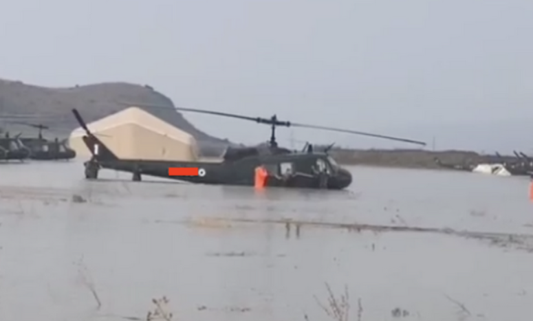 Στεφανοβίκειο: Οι εικόνες με ελικόπτερα της Αεροπορίας βυθισμένα στο νερό- Μεταξύ τους και Απάτσι- Η απάντηση των Ενόπλων Δυνάμεων- Κόντρα κυβέρνησης-ΣΥΡΙΖΑ ΠΣ