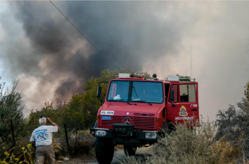  Φωτιά τώρα στην Αντίπαρο