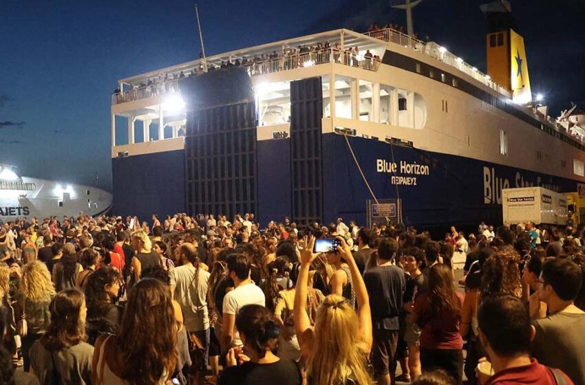  Blue Horizon: Πολίτες μπήκαν σε πλοίο της Blue Star στη Σύρο για να διαμαρτυρηθούν για τη δολοφονία