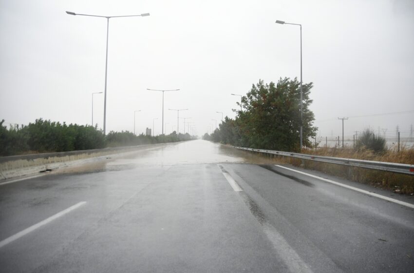  Στα δύο κομμένη Ελλάδα – Απαγορεύεται η κυκλοφορία από Λαμία έως Κατερίνη και στα δύο ρεύματα – Ακινητοποιημένα αυτοκίνητα