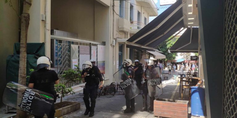  Ηράκλειο: Ισχυρές αστυνομικές δυνάμεις στο κέντρο – Ένταση με αναρχικούς που διαμαρτύρονται για την εκκένωση κατάληψης