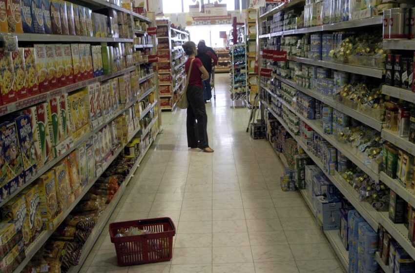  Αδιανόητη ακρίβεια/Ανήμποροι καταναλωτές: Ντοματίνια 10 ευρώ το κιλό – Απαγορευτικό ελαιόλαδο μέχρι και 13 ευρώ το λίτρο στα ράφια