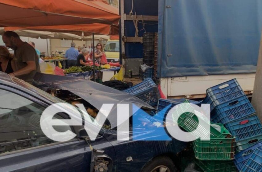  Αυτοκίνητο ”μπούκαρε” σε λαϊκή στο Αλιβέρι – Έπεσε σε πάγκους και τραυμάτισε 3χρονο παιδί