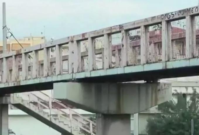  Παγίδα η γέφυρα στη Νέα Φιλαδέλφεια στον Κηφισό – Οι πεζοί τη χρησιμοποιούν παρά την απαγόρευση