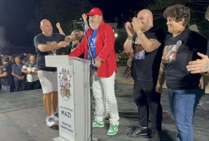  Δήμαρχος πήγε να πανηγυρίσει με μπλούζα ΝΔ, καπέλο ΣΥΡΙΖΑ και παπούτσια ΠΑΣΟΚ