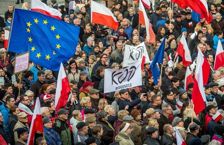  Βαρσοβία: Μεγάλη αντικυβερνητική διαδήλωση στο κέντρο της πόλης