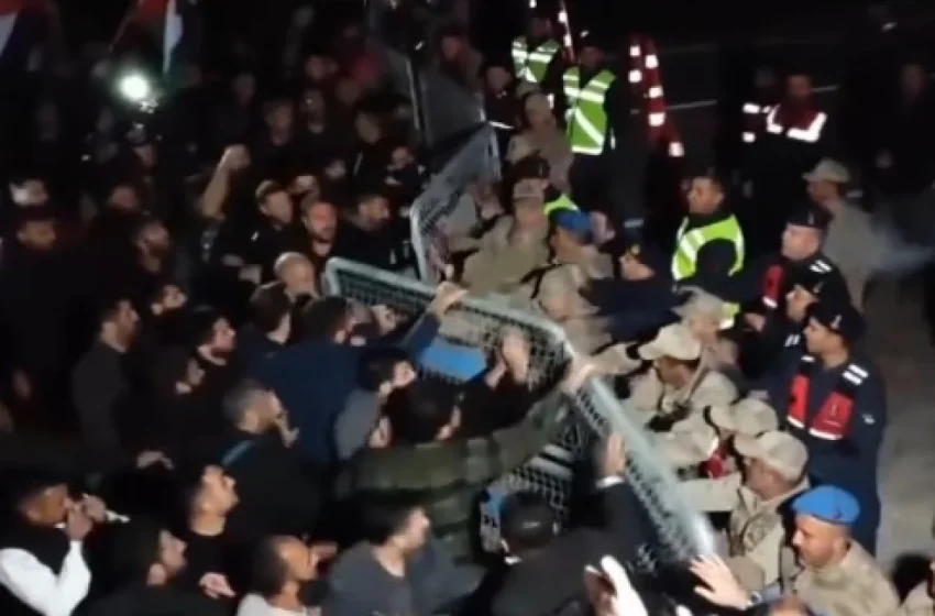  Τούρκοι διαδηλωτές επιχείρησαν να σπάσουν οδόφραγμα που οδηγεί σε νατοϊκή βάση (vid)