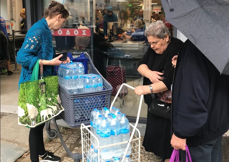  Βόλος: Χωρίς πόσιμο νερό οι κάτοικοι – Μάχη με τις λάσπες στην Εύβοια