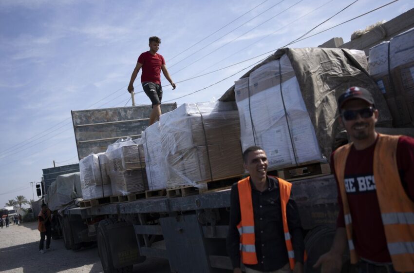  Γάζα: Βίντεο από την άφιξη φορτηγών με ανθρωπιστική βοήθεια