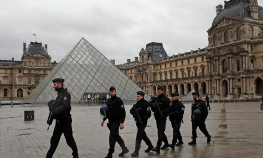  Γαλλία: Εκκενώθηκε και το Ανάκτορο των Βερσαλλιών μετά το Λούβρο λόγω προειδοποίησης για βόμβα