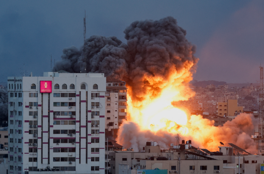  Μεσανατολικό: Η στιγμή που καταρρέει το 11ώροφο κτίριο μετά την επίθεση των Ισραηλιτών στον Πύργο της Παλαιστίνης (vid)