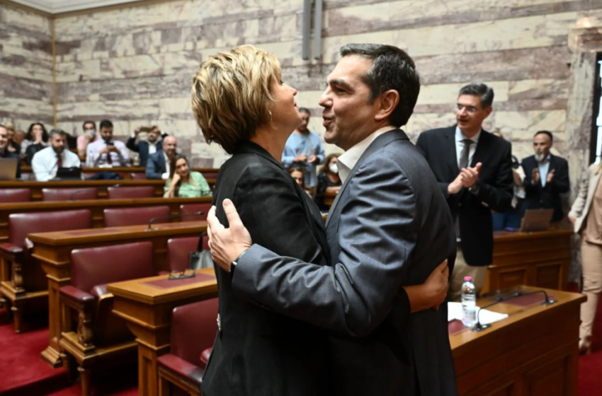 Ζεστό χειροκρότημα και αγκαλιές στον Τσίπρα από τους βουλευτές του ΣΥΡΙΖΑ