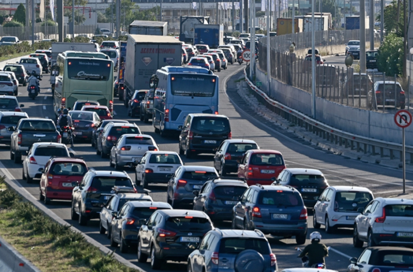  Μεγάλες καθυστερήσεις στην Αττική Οδό στο ρεύμα προς Ελευσίνα λόγω ανατροπής οχήματος