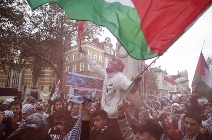  Λονδίνο: Έκλεισε το King’s Cross – Περίπου 100.000 διαδηλώνουν υπέρ της Παλαιστίνης