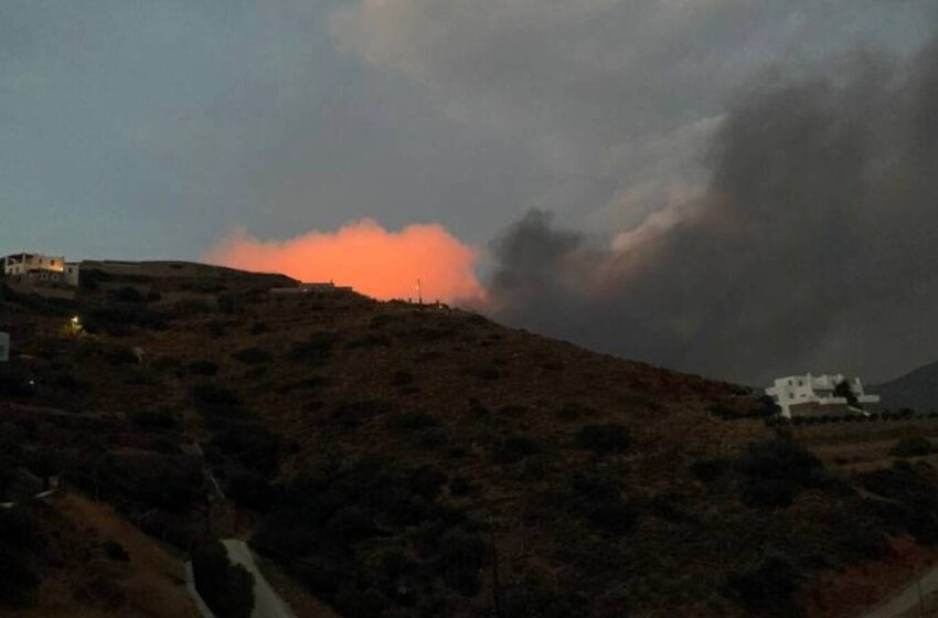  Φωτιά στην Άνδρο μεταξύ Γιδών και Αγίας