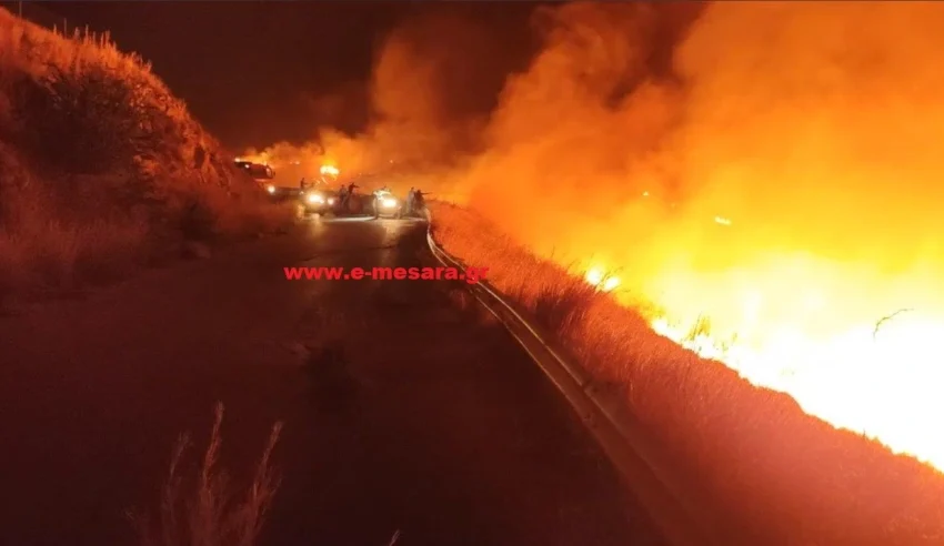  Μεγάλη φωτιά στη Μεσαρά: Ισχυροί άνεμοι στο σημείο – Στη μάχη και οι κάτοικοι με τα τρακτέρ (εικόνες, vid)