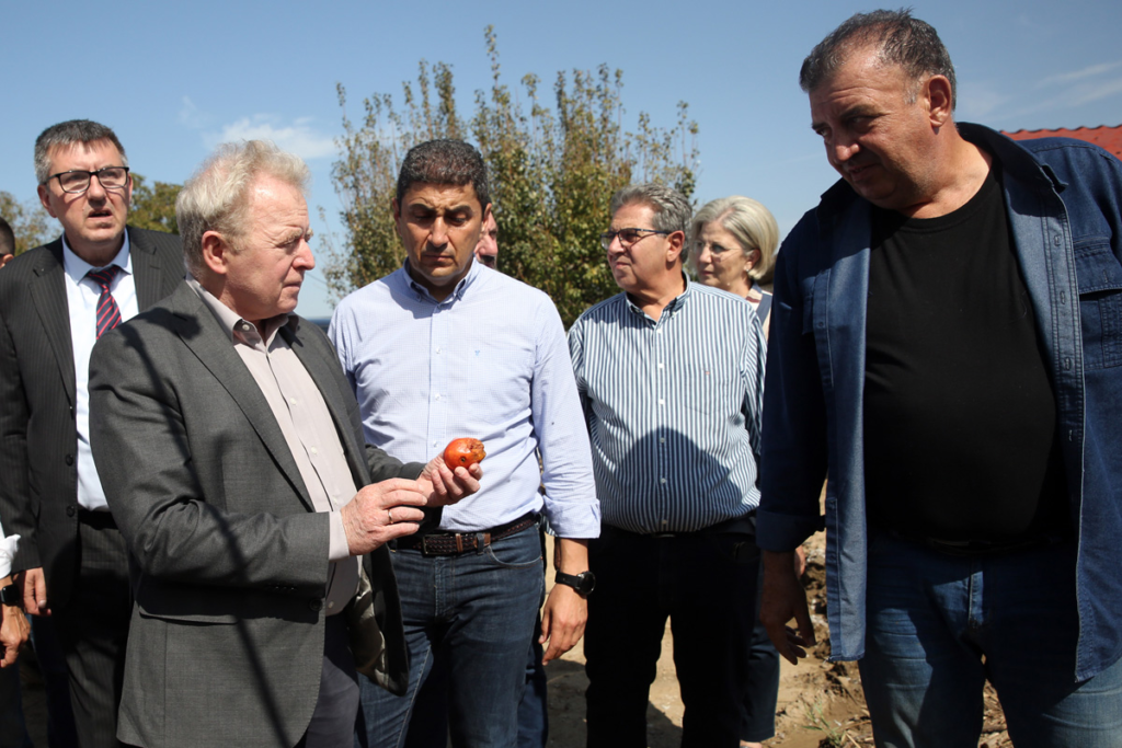 Στους δρόμους σε απόγνωση αγρότες και κτηνοτρόφοι: "Είμαστε στο μηδέν" - Αυτοψία του κοινοτικού επιτρόπου στις πληγείσες περιοχές 4 image 3