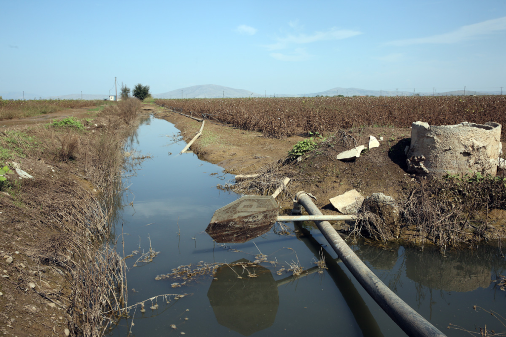 Στους δρόμους σε απόγνωση αγρότες και κτηνοτρόφοι: "Είμαστε στο μηδέν" - Αυτοψία του κοινοτικού επιτρόπου στις πληγείσες περιοχές 5 image 4